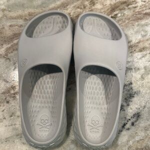 G/FORE Light Gray Skull Slide Sandals